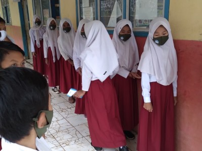Baris sebelum masuk kelas dan cek Prokes